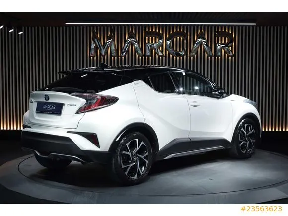 Toyota C-HR 1.8 Hybrid Dynamic Image 1